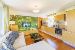 noclegi Międzyzdroje Seaside Apartment with Parking & AC - 150 m to the Beach by Noclegi Renters