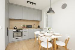 noclegi Gdańsk Bright Pastel Apartment with Desk for Remote Work, Balcony and Parking by Renters