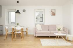 noclegi Gdańsk Bright Pastel Apartment with Desk for Remote Work, Balcony and Parking by Renters