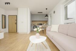 noclegi Gdańsk Bright Pastel Apartment with Desk for Remote Work, Balcony and Parking by Renters