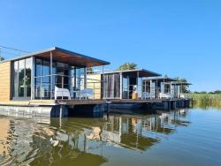noclegi Łazy Houseboat in azy by Lake Jamno and Sea