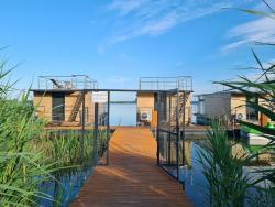 noclegi Łazy Houseboat in azy by Lake Jamno and Sea