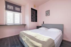 noclegi Kraków Apartment in Cracow Center with Air Conditioning, Desk and Balcony by Renters