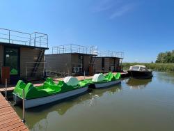 noclegi Łazy Houseboat by Lake Jamno with Rooftop Terrace