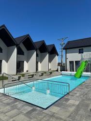 noclegi Rewal Domki Aurora klimatyzowane, z podgrzewanym basenem i zjeżdżalnią wodną