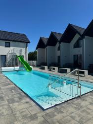 noclegi Rewal Domki Aurora klimatyzowane, z podgrzewanym basenem i zjeżdżalnią wodną