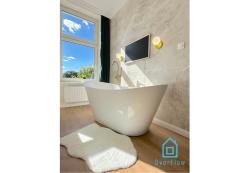 noclegi Gdańsk Seredino Relax Apartment- Romantic Escape with a Bathtub in the Bedroom, 5 Minutes to Gdańsk Old Town & Seaside