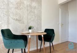 noclegi Gdańsk Seredino Relax Apartment- Romantic Escape with a Bathtub in the Bedroom, 5 Minutes to Gdańsk Old Town & Seaside