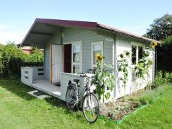 noclegi Wrzosowo Bungalow with Terrace and Scenic Grounds