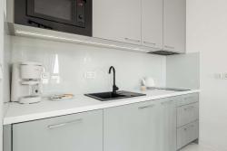 noclegi Kołobrzeg Jasny Apartament w Kołobrzegu z Parkingiem, Balkonem i Tarasem Widokowym by Noclegi Renters
