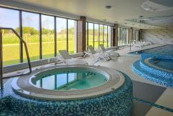noclegi Dziwnów Cozy Studio with River View Spadochroniarzy with Parking & SPA by Noclegi Renters