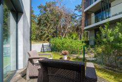 noclegi Jastarnia Apartament Leśny Ogród - kompleks Wydma & Las - 200 m do Morza, widok na sosnowy las, leśny ogród o pow 160 m2, bezpłatny parking, faktura VAT, ochrona, plac zabaw, boisko wielofunkcyjne