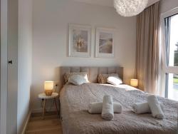 noclegi Jantar Flatbook Apartament Jantar Resort z Parkingiem, Placem Zabaw, Strefą Sportową i Wiatą Grillową