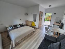 noclegi Pobierowo Noclegi u Loni- pokoje studio w zacisznym centrum nad morzem z parkingiem