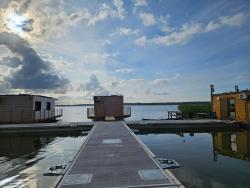 noclegi Dąbki Domki na wodzie, Apartamenty, Houseboat, Jezioro Bukowo, Mierzeja "Natura Dąbkowice 5G"
