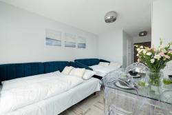noclegi Międzywodzie Granatowe Studio Blisko Morza w Międzywodziu z Umeblowanym Balkonem by Noclegi Renters