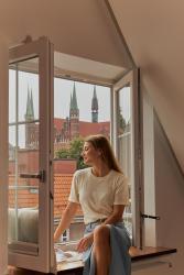 noclegi Gdańsk 3-level apartment with a view of St Marys Basilica by Downtown Apartments