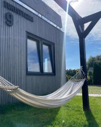 noclegi Rewal A Morze Domki- Podgrzewany basen, całoroczne klimatyzowane domki, parking