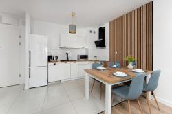 noclegi Kołobrzeg Przytulne Apartamenty z Balkonem w Centrum Blisko Plaży by Noclegi Renters