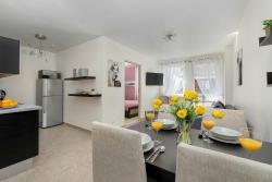 noclegi Międzyzdroje Cozy Apartment Near the Sea and Downtown by Noclegi Renters