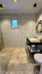 noclegi Sarbinowo Domki Nad Rozlewiskiem De Lux Sarbinowo Basen Podgrzewany, Małpi Gaj- 4 Piętrowy w Świetlicy 160m2, Tyrolka-Dla Dzieci, Rowery, Ognisko