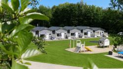 noclegi Rewal Lumi Resort Domki letniskowe z podgrzewanym basenem