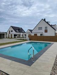 noclegi Trzęsacz Ferienhaus Lilja mit Grill Kamin eignes großes Grundstück und Außenpool