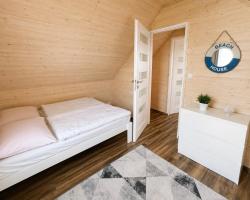 noclegi Rewal Domki Wachta klimatyzowane z basenem, jacuzzi, bezpłatny parking