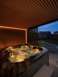 noclegi Jastrzębia Góra Domki Aurea 2 - nowe całoroczne domki z jacuzzi i sauną - 350m do morza, plac zabaw, rowery, grill