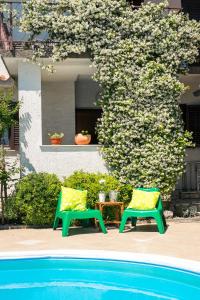 Apartment with private pool and arbor