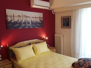 Superb Athenian Nest