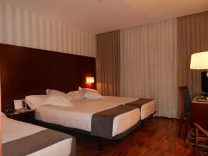 Twin Room with Extra Bed (3 Adults) room in Zenit Málaga