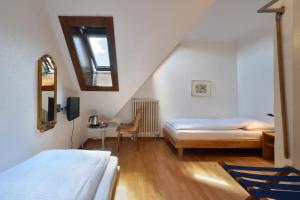 Economy Twin Room with Private External Bathroom room in Hotel National Bern