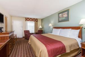 Queen Room with Two Queen Beds - Smoking room in Days Inn by Wyndham Orangeburg