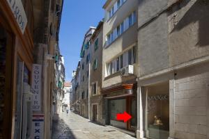 Apartment & Room Split Lea