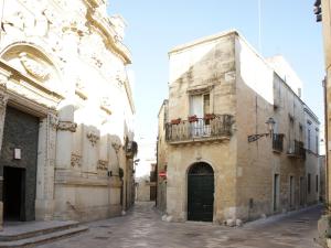 Studio - Split Level - Separate Building