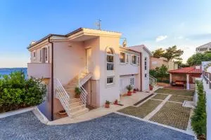 Holiday home Lola, sea on a palm! HEATED POOL - Trogir