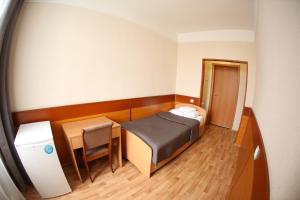 Single Room with Shared Shower and Toilet room in Hotel Moneron