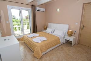 Villa Fantasia- Less than 5-Min Walk to Kalivaki Beach