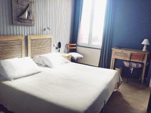 Hotels The Originals Boutique, Hotel La Villa Marine, Le Treport : Chambre Double Standard - Côté Mer