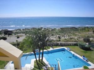 Apto situado a 20 metros de la playa con 3 piscinas, wifi 1000Mbs