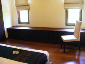 Baan Banyan Villa, wood house short walk to Mae Nam beach