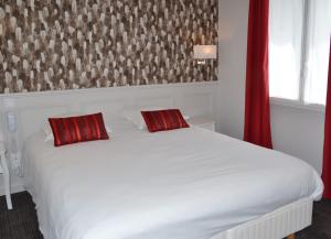 Hotels Logis Hotel Restaurant LE MONARQUE : photos des chambres