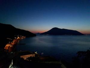 NerOssidiana sul mare di Lipari