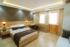 Three-Bedroom Apartment room in Ilhan Kardesler Apart Hotel