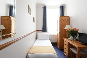 Basic Single Room – Shared Bathroom Facilities room in Hotel Meridiana