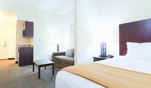 King Suite room in Holiday Inn Express Hotel & Suites Chicago Airport West-O'Hare an IHG Hotel