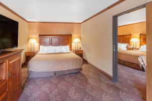 Deluxe King Suite room in Ramada by Wyndham Mackinaw City Waterfront