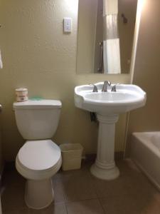 Double Room with Two Double Beds room in Penn Amish Motel