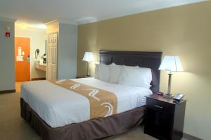 King Room - Non-Smoking room in Quality Inn Ft. Morgan Road-Hwy 59